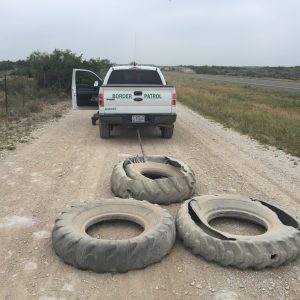 Dragging roads to look for illegal footprints at the border